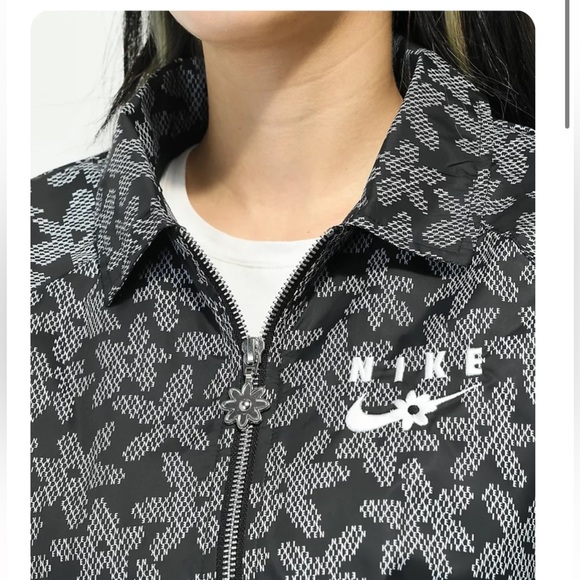 Nike Sportswear AOP Sport Daisy Black Jacket - Picture 3 of 6